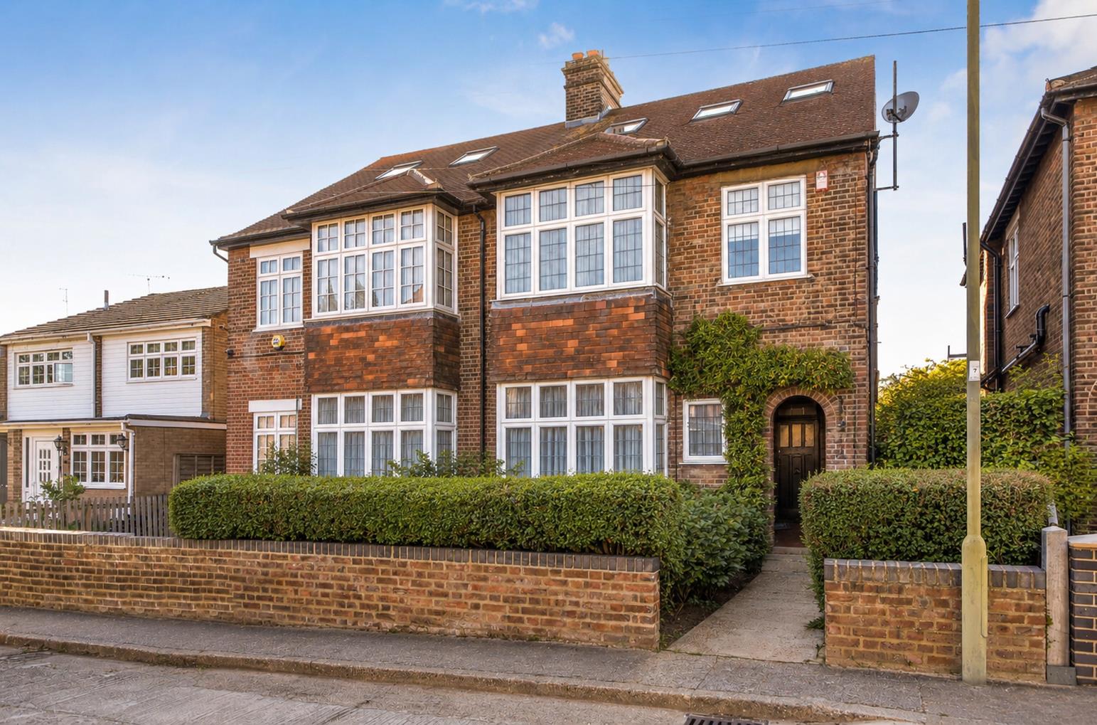 5 bed property in Sunnydale Gardens, Mill Hill, NW7, London